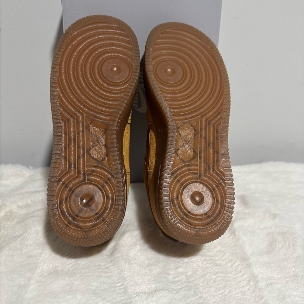 Nike Tan Sneakers Classic Suede Design - Picture 5 of 6
